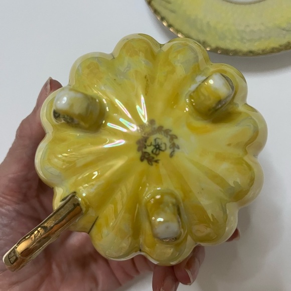 Vintage Yellow Gold Fluted  Tea Cup And Saucer Fruit 3 Legged Cup Made In Japan - Picture 6 of 8